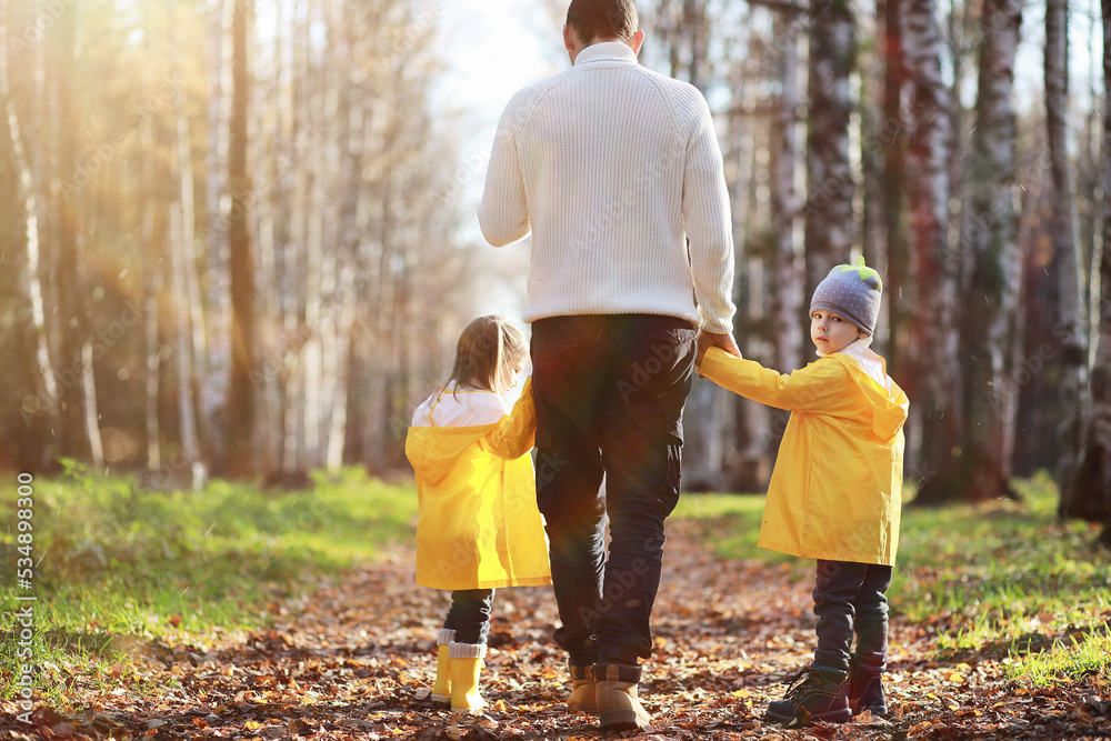 Fototapeta premium Children walk in the autumn park