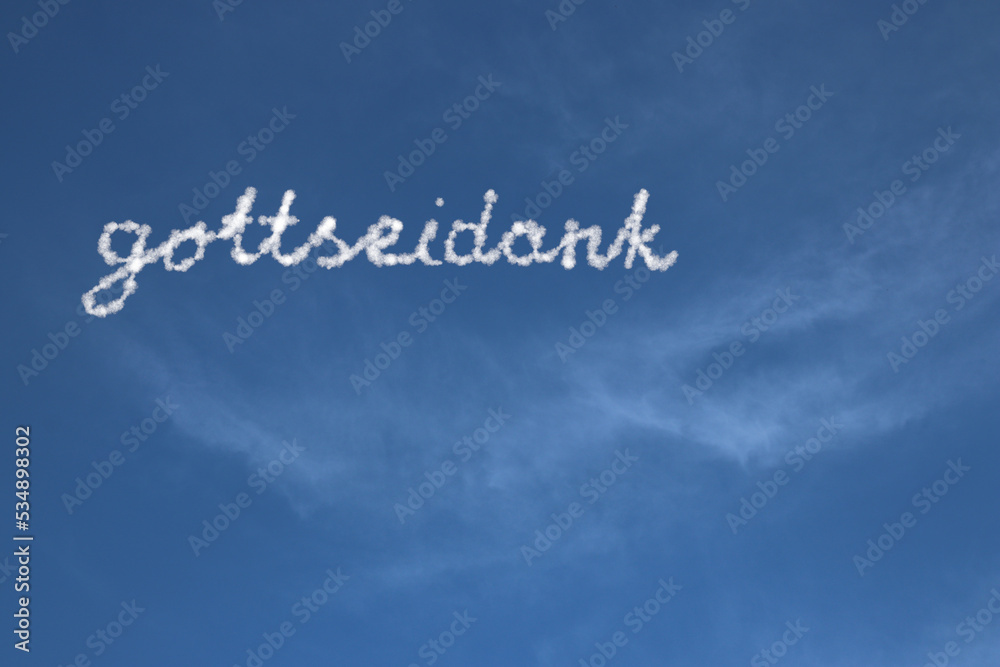 Gott sei Dank Schrift auf blauem Himmel mit Wolken geschrieben, Wolkenschrift, Dankbarkeit
