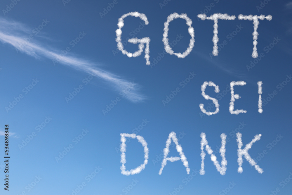 Gott sei Dank Schrift auf blauem Himmel mit Wolken geschrieben, Wolkenschrift, Dankbarkeit