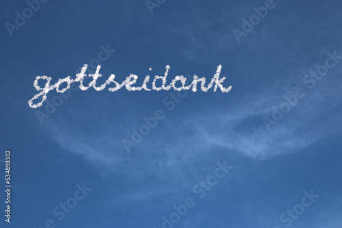 Obraz na płótnie Gott sei Dank Schrift auf blauem Himmel mit Wolken geschrieben, Wolkenschrift, Dankbarkeit w salonie