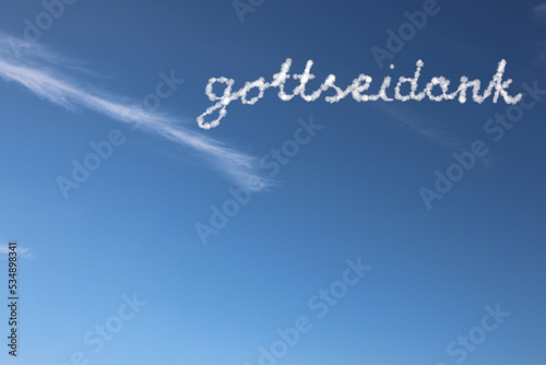 Obraz na płótnie Gott sei Dank Schrift auf blauem Himmel mit Wolken geschrieben, Wolkenschrift, Dankbarkeit w salonie