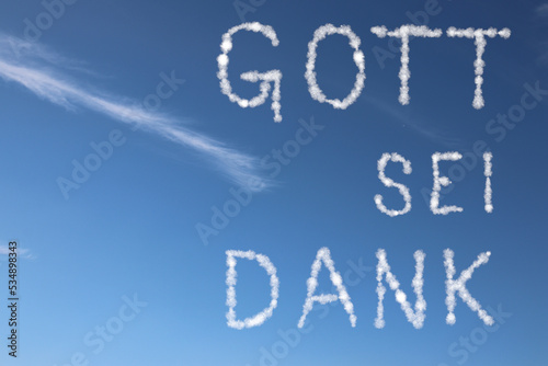 Obraz na płótnie Gott sei Dank Schrift auf blauem Himmel mit Wolken geschrieben, Wolkenschrift, Dankbarkeit w salonie