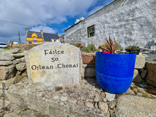 Writing on stone welcoming visitors in irish to Tory Island, County Donegal, Republic of Ireland - Translation: Welcome to Tory Island