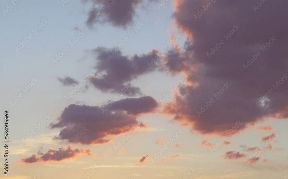 Nubes en el cielo con colores cálidos al atardecer. Fondo de escritorio de una imagen inspiracional que transmite tranquilidad.