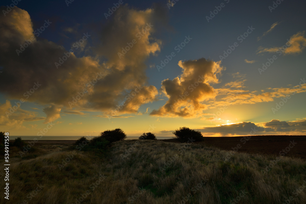 Sonnenaufgangs Stimmung in einer Küstenlandschaft mit Meerblick Sonnenaufgangs Stimmung in einer Küstenlandschaft mit Meerblick