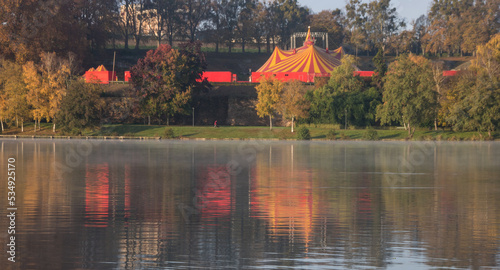 chapiteau de cirque se reflétant dans un lac photo