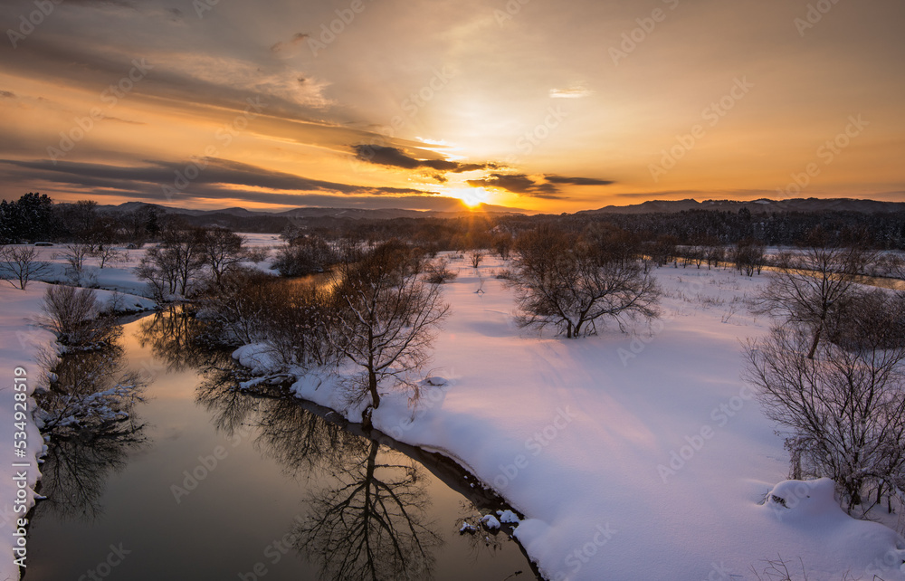 冬の夕焼けの川