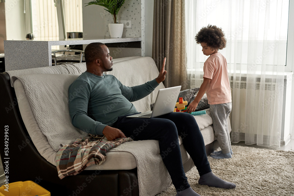 Obraz premium Father show stop gesture to son with constructor
