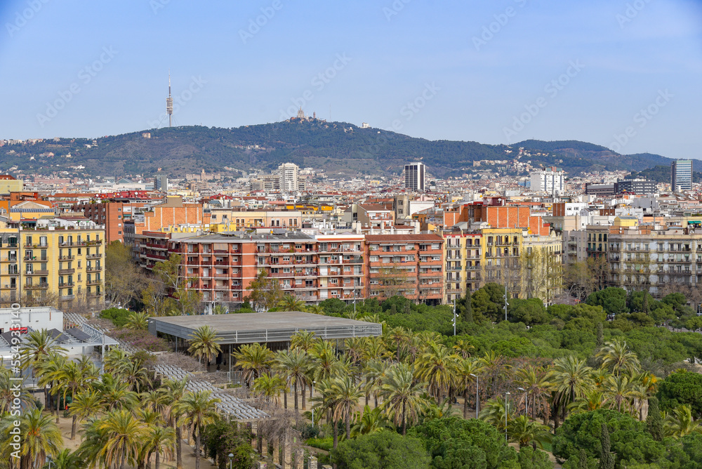Park und Häuser in Barcelona / Spanien