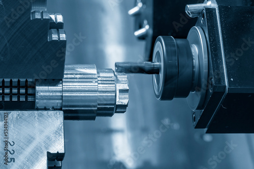 Foto The multi-tasking CNC lathe machine  milling cutting the metal shaft parts by milling turret