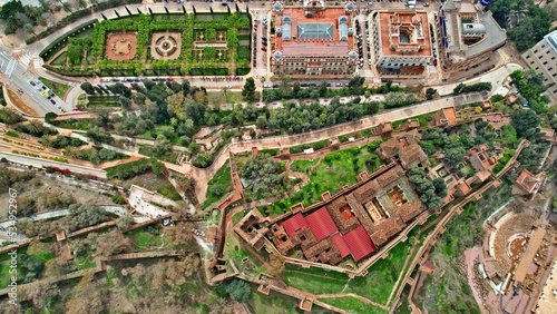 Średniowieczny pałac i zamek z góry zdjęcie z drona ogrody Alcazaba