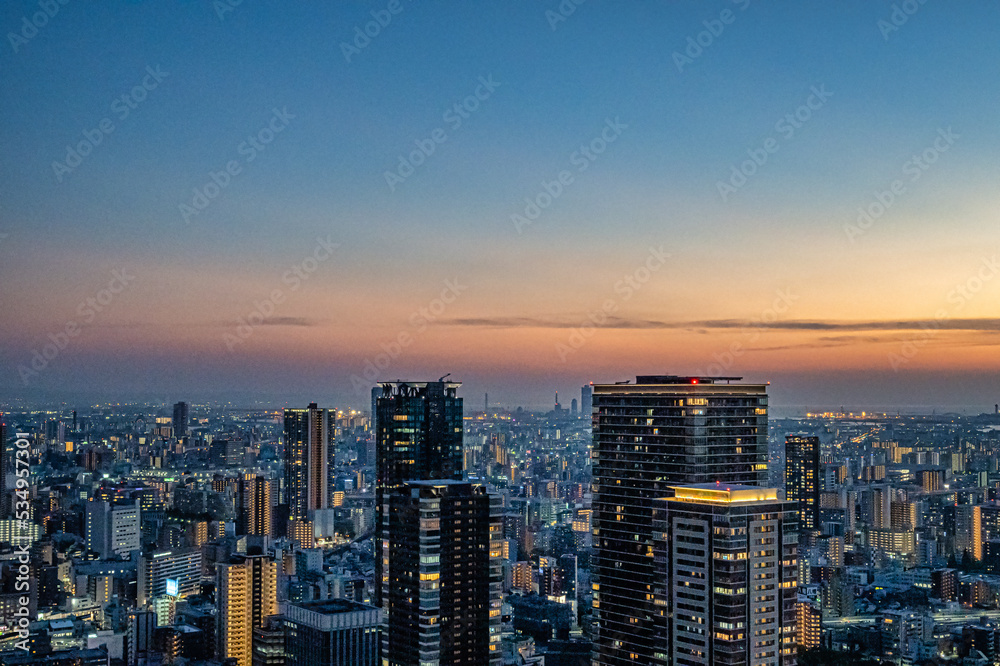 マジックアワーに輝くライトアップされた大阪の街並み【大阪風景】