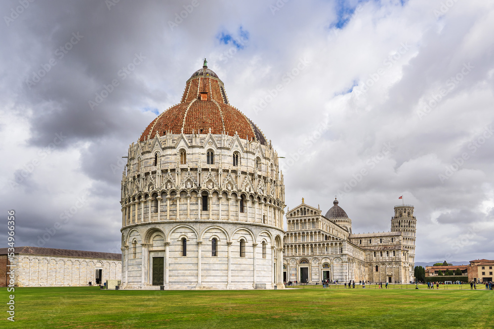 Blick auf den Piazza del Duomo in Pisa, Italien