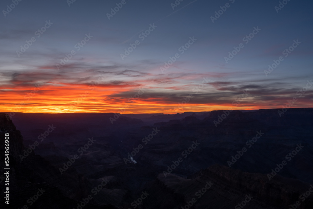 Fototapeta premium Orange Sunset Colors Lighting Up the Sky Over the Grand Canyon