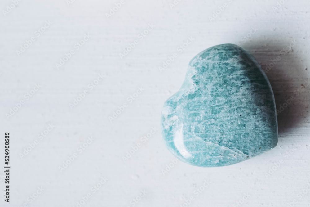Pierre polie amazonite en forme de coeur sur un fond blanc - Minéral naturel Pierre polie amazonite en forme de coeur sur un fond blanc - Minéral naturel