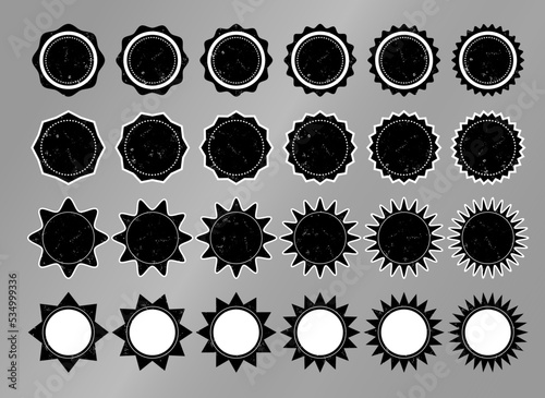 Set de formas de estrellas, color negro con textura grunge, ribetes y bordes blancos. Pegatinas, iconos, insignias, logotipos. Estrellas con diferente número de rayos, con vértices redondos
