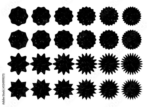 Conjunto de formas de estrellas en color negro y con textura grunge. Pegatinas de venta o descuento, iconos, insignias. Estrellas con diferente número de rayos, con vértices redondos y de punta. 