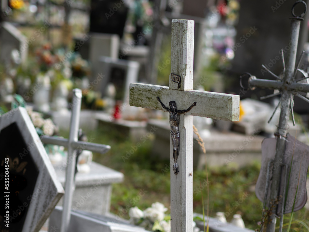 Biały drewniany krzyż na cmentarzu, Wszystkich świętych, 1 listopada - obrazy, fototapety, plakaty 