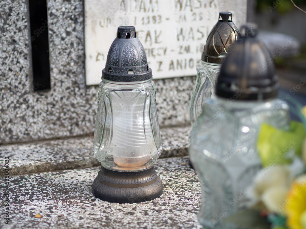 Znicz na nagrobku, cmentarz, 1 listopada, 2 listopada, śmierć, pogrzeb, wszystkich świętych