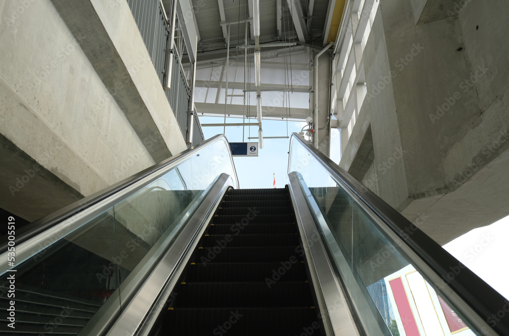 Fototapeta premium Escalator to top platform of skytrain station