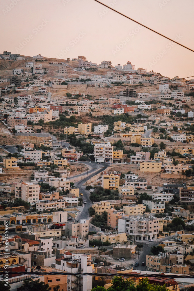 Die Stadt Petra in Jordanien im Sonnenuntergang Die Stadt Petra in Jordanien im Sonnenuntergang