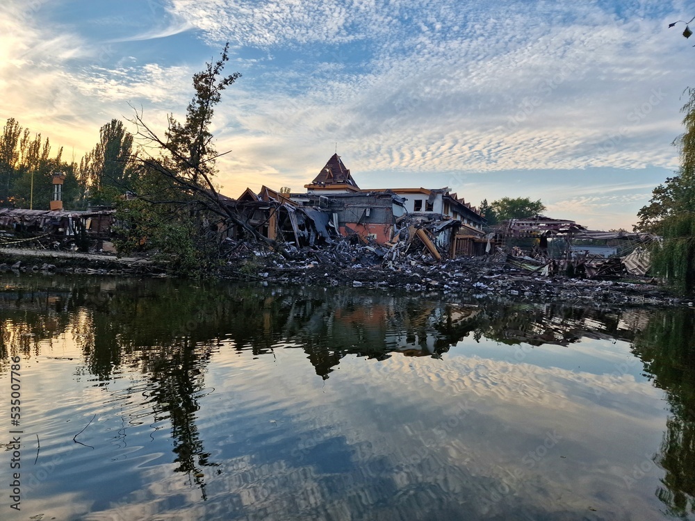 Fototapeta premium explosion of a Russian rocket in a recreation park in Ukraine