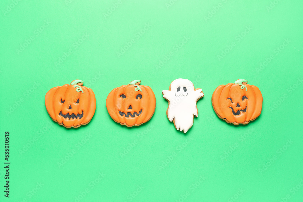 Naklejka premium Halloween cookies on green background