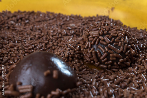 Canvas Print Brigadeiro doce brasileiro sendo preparado em um prato.
