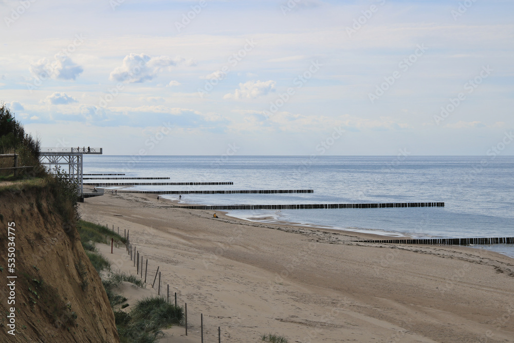 breiter Sandstrand an der polnischen Ostseeküste