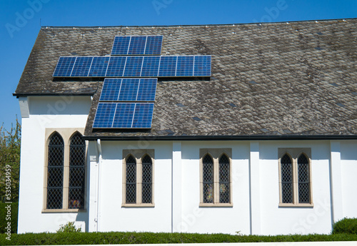 moderne evangelische Kirche mit Solardach in Form eines Kreuzes photo