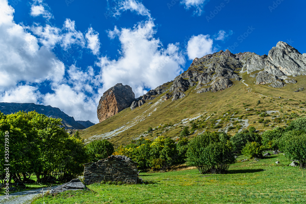 Obraz premium Nel vallone di Bellino, tra Rocca Senghi ed ilMonte Maniglia (alta Valle Varaita, provincia di Cuneo)