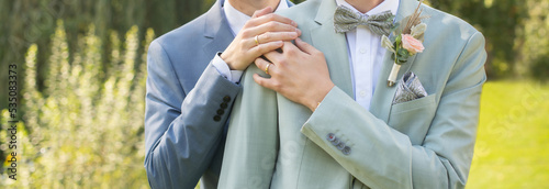 Panorama von homosexuelles Ehepaar am Hochzeitstag in der natur 