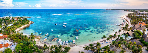 Fototapeta Naklejka Na Ścianę i Meble -  Aerial view of the Akumal Bay in Quintana Roo, Mexico. Caribbean Sea, coral reef, top view. Beautiful tropical paradise beach