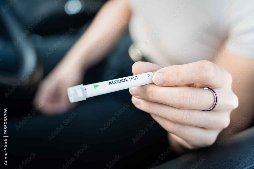 Verification alcoolemie. Ethylotest. Girl driver does alcohol test in
