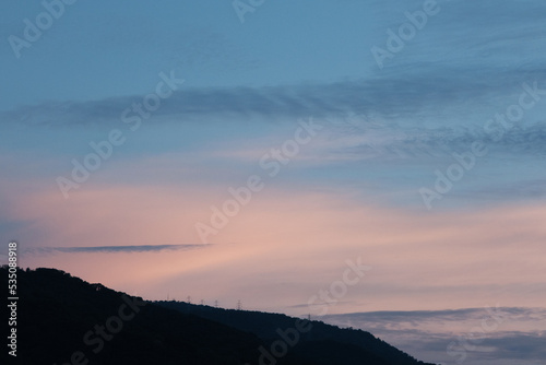 六甲山の朝。朝日が昇り稜線の雲がオレンジ色に輝き、雲海のように見える。神戸市街地から撮影 © 宮岸孝守
