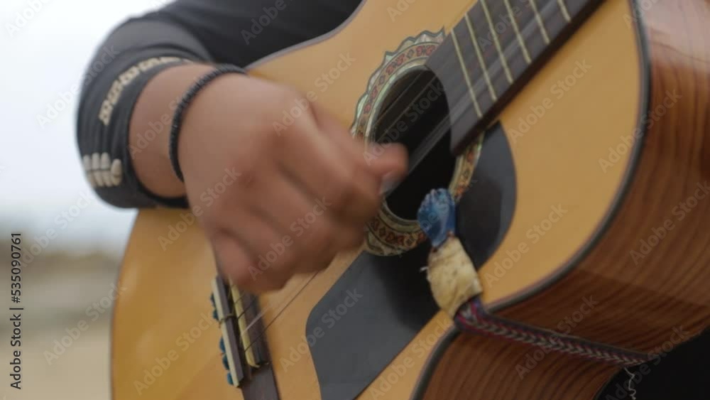 tocando guitarra camara lenta