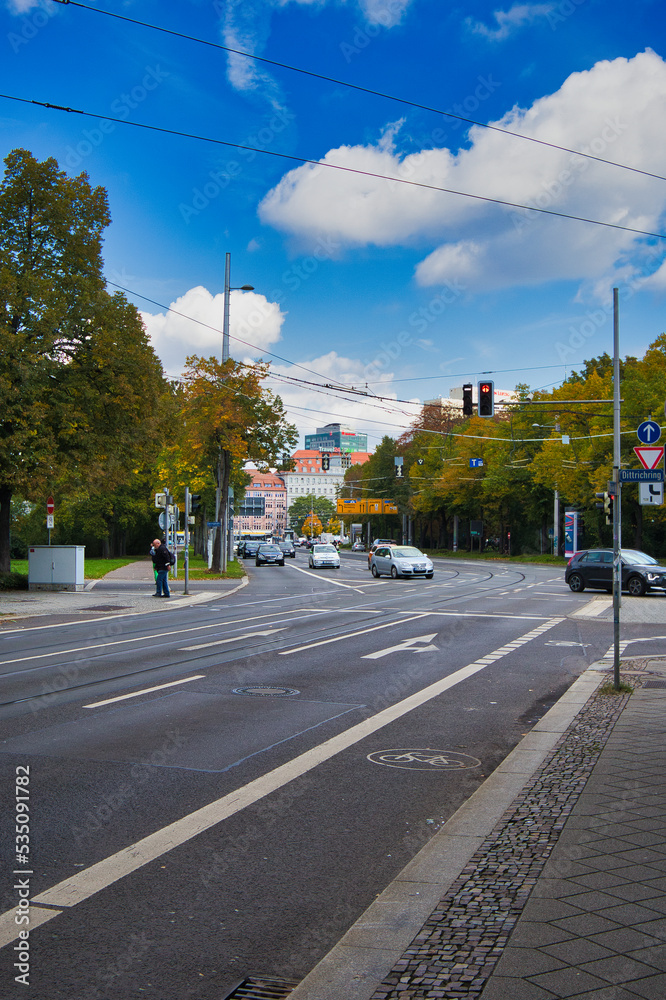 Kreuzung mit Ampel, Käthe Kollwitz Strasse, Leipzig, Sachsen, Deutschland