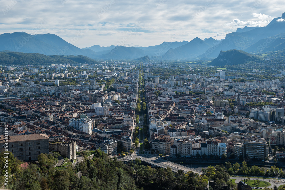 La ville de Grenoble aligné avec l'avenue Jean Jaurès