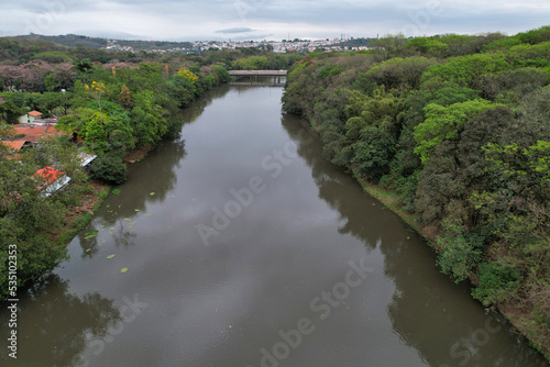 Aerial photography of the city of Piracicaba. Rua do Porto  recreation parks  cars  lots of vegetation and the Piracicaba river crossing the city.