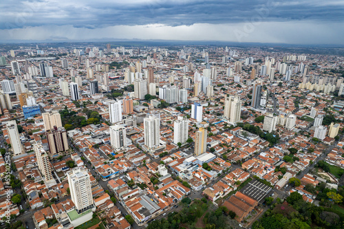 Aerial photography of the city of Piracicaba. Rua do Porto, recreation parks, cars, lots of vegetation and the Piracicaba river crossing the city. © Paulo
