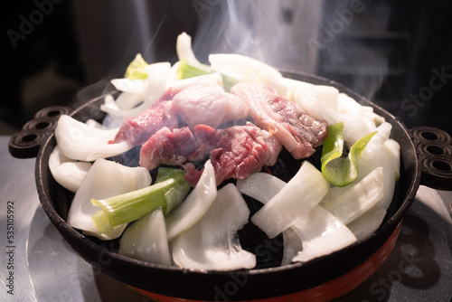 日本の北海道のとても美味しいジンギスカン鍋