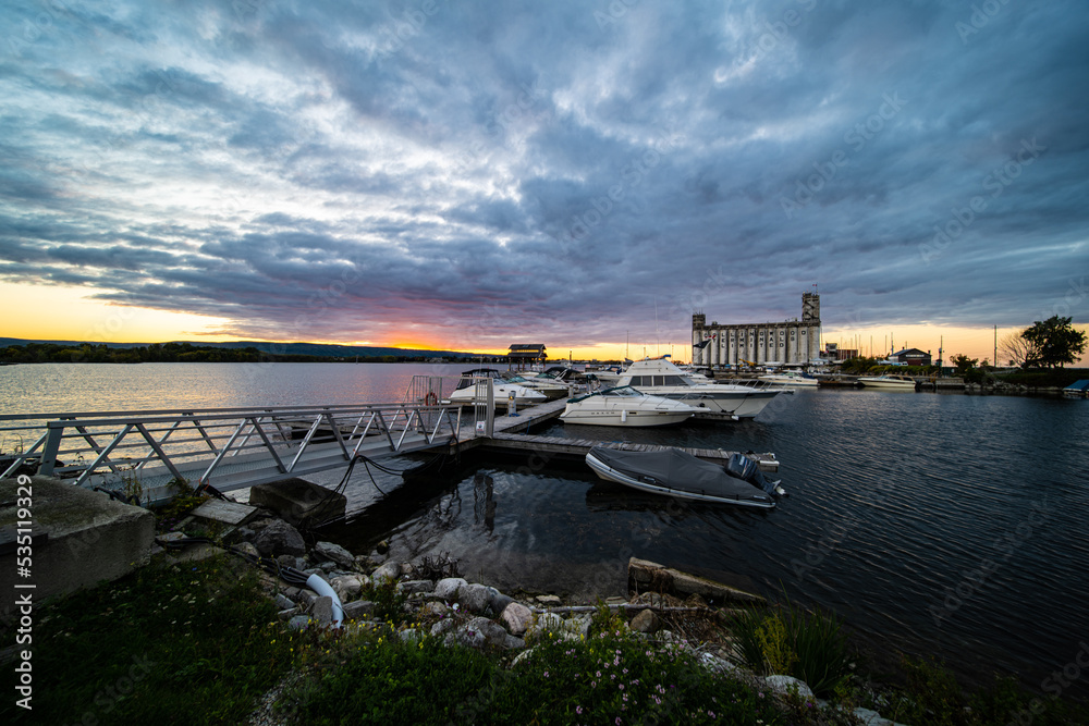 Fototapeta premium Collingwood park boat docks during sunset Beginning of fall season 