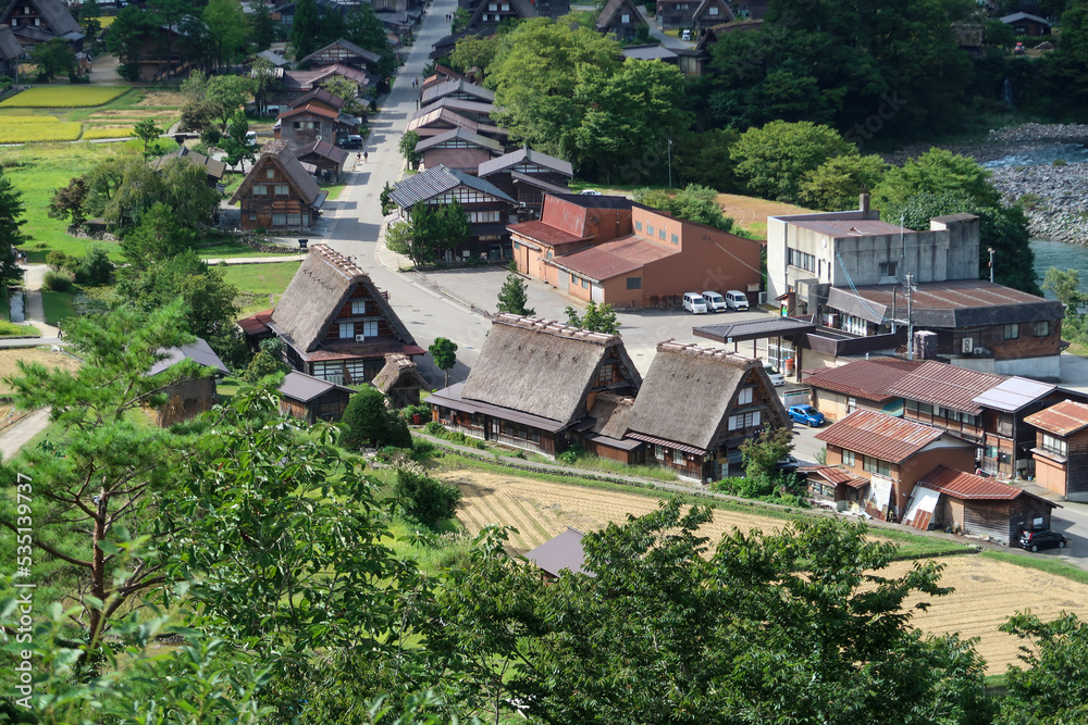 岐阜県の白川郷の古民家と稲作