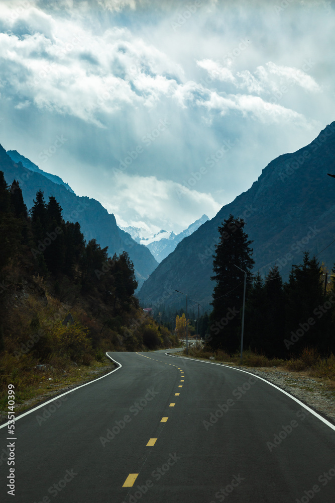 Naklejka premium Road to the mountains