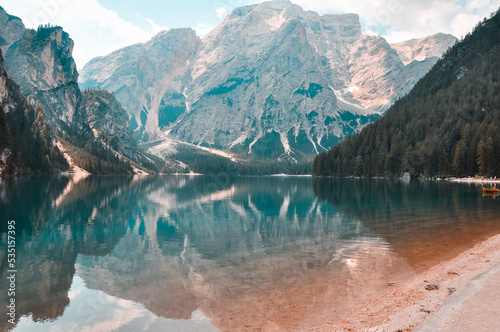 Fotografia di montagna all'aperto in autunno alpi rocciose viaggiare lago riflessione dell'immagine nell'acqua photo