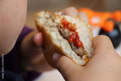 ハンバーガー　食べる　子供 マクドナルド