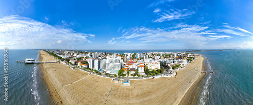 Fototapeta Naklejka Na Ścianę i Meble -  Lignano Sabbiadoro panoramica aerea della spiaggia sul mare  con cielo blu