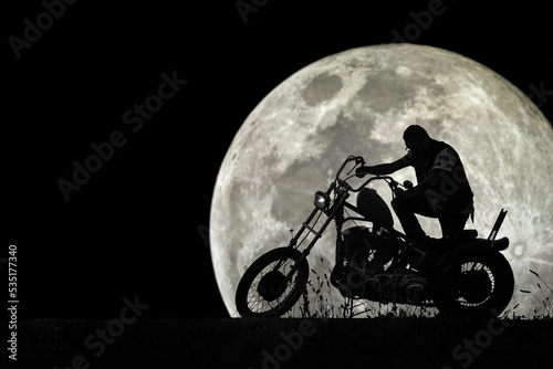Motociclista al chiaro di luna