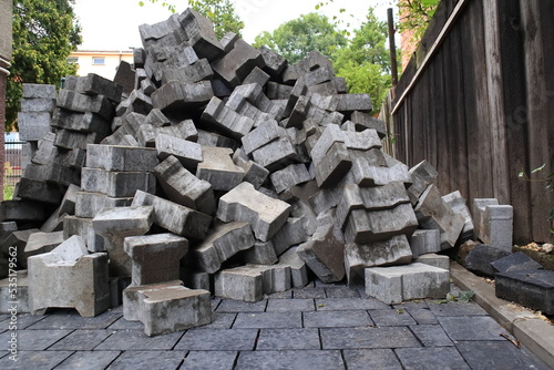 Laying paving stones. A stack of cubes. Układanie kostki brukowej. Ułożony stos kostek.