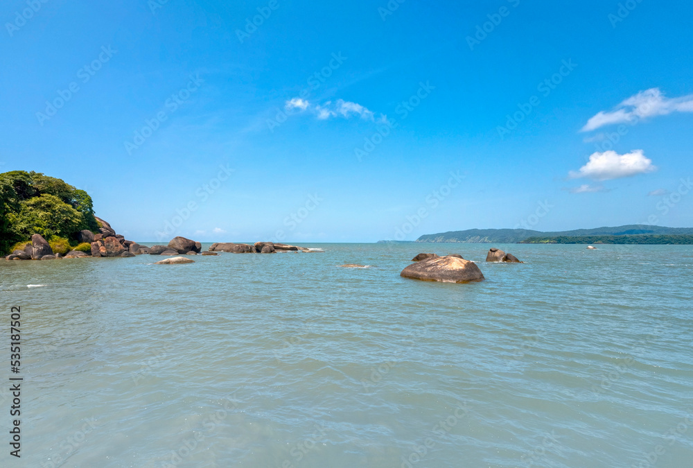 Amazing Arabian sea with rocks in Agonda beach, South Goa, India - obrazy, fototapety, plakaty 